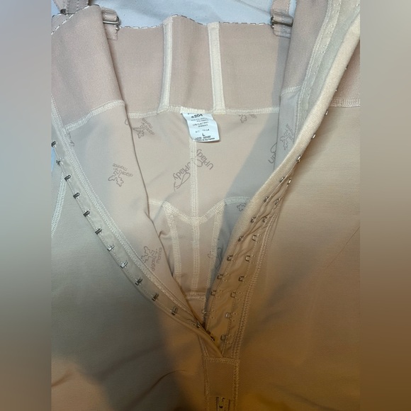 Nude strapless guitar faja also comes with strap for extra strength in size L - Picture 2 of 4